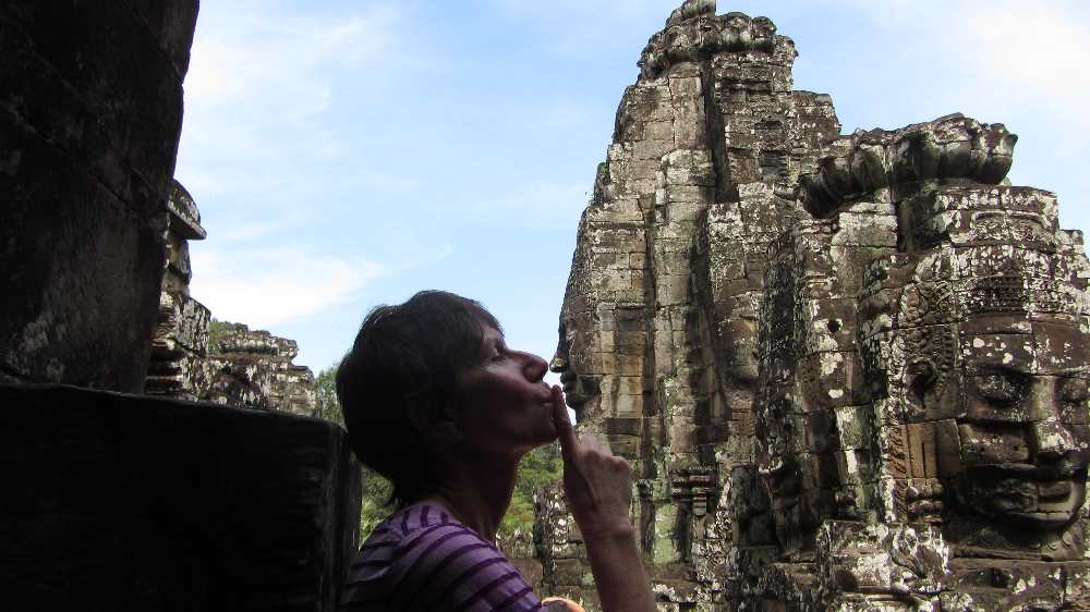 A kiss with the Bayon face