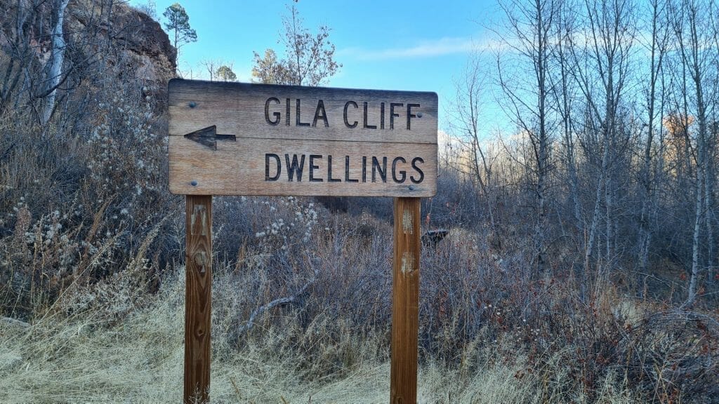 Signpost at trail head leading to Gila Cliff Dwellings